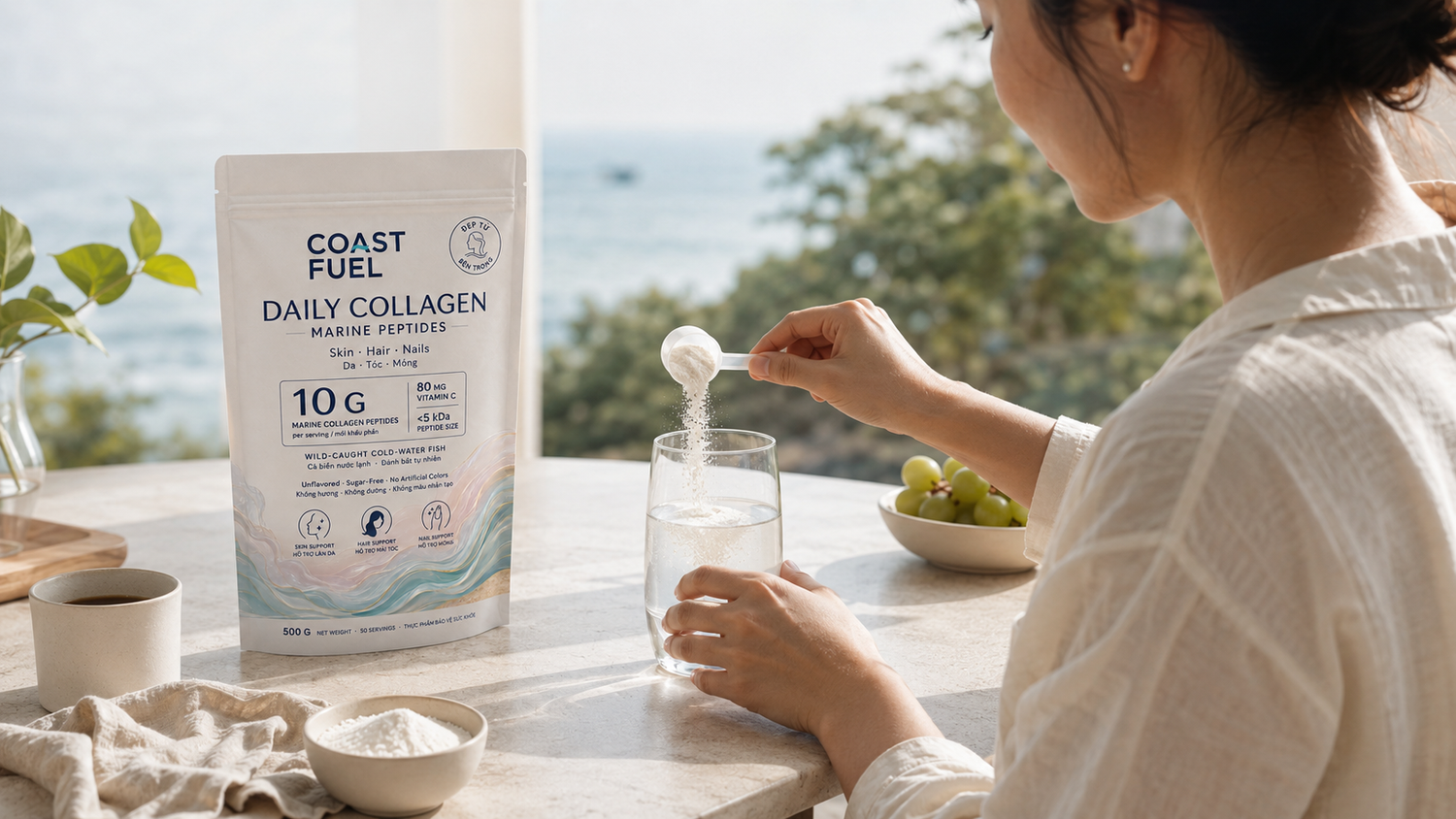 Người phụ nữ pha một muỗng bột collagen vào ly nước buổi sáng, ánh sáng tự nhiên.